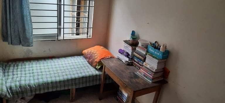 মেয়ে রুমমেট আবশ্যক