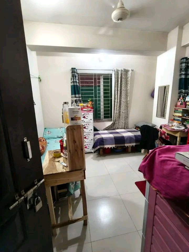 মেয়েদের জন্য সিট ভাড়া দেওয়া হবে