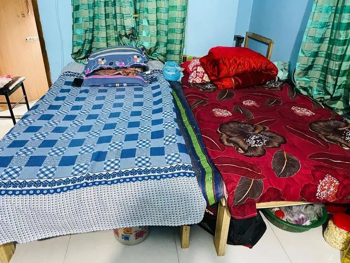 মেয়ে রুমমেট আবশ্যক