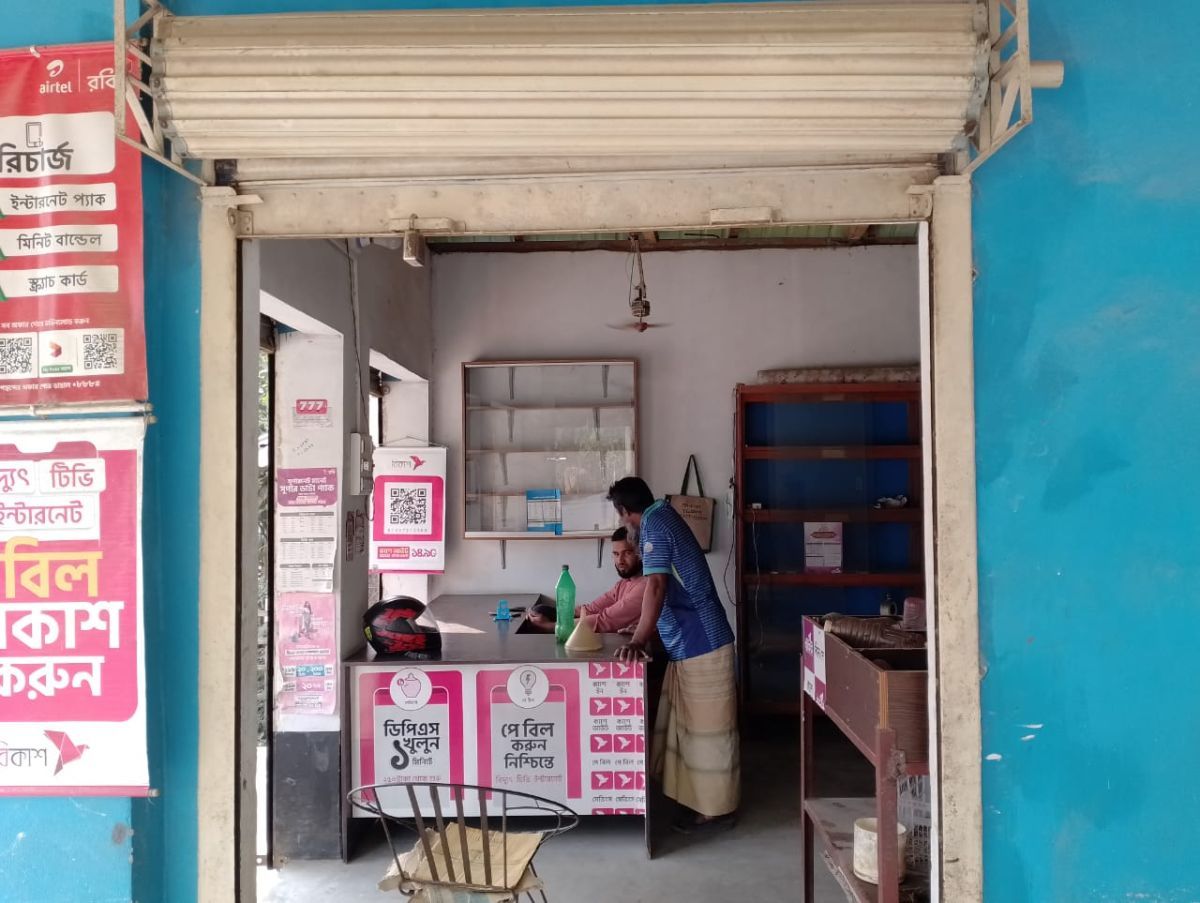 রাস্তার পাশেই দোকান ভাড়া দেওয়া হবে