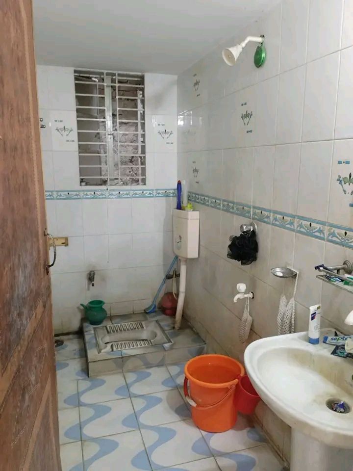 ডাইনিং স্পেসে ২ সিটের বড় রুম ভাড়া দেওয়া হবে